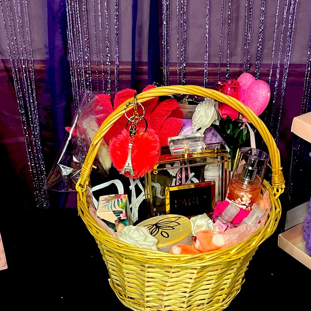 A Paris gift basket$60 Brand new